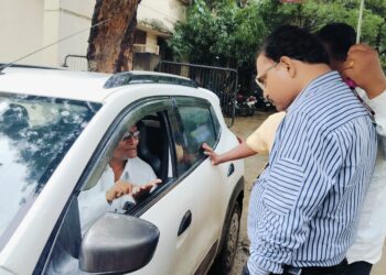 माध्यमिक शिक्षणाधिकाऱ्यांची संवेदनशीलता ! असे काय केले की त्या वृध्दाने हात जोडून आभार मानले