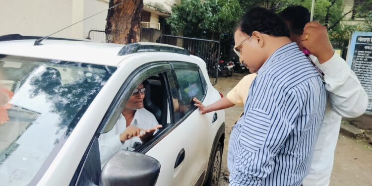 माध्यमिक शिक्षणाधिकाऱ्यांची संवेदनशीलता ! असे काय केले की त्या वृध्दाने हात जोडून आभार मानले