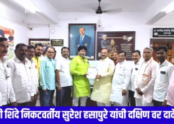 प्रणिती शिंदे निकटवर्तीय सुरेश हसापुरे यांनी मागितली दक्षिणची उमेदवारी ; नरोटे व हसापुरे यांनी का मारली एकमेकांना मिठी ; हसापुरेंचा असा आहे राजकीय इतिहास