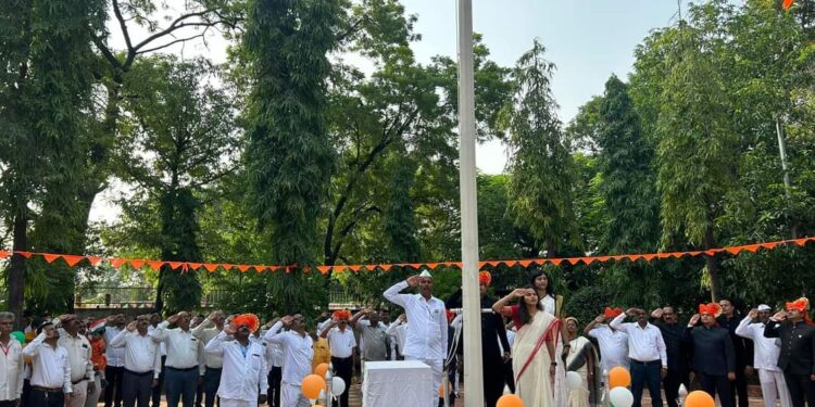 सोलापूर जिल्हा परिषदेत स्वातंत्र्यदिनी शासकीय ध्वजारोहण उत्साहात