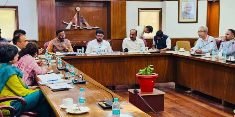 सोलापुरात विमानसेवा सुरू करण्यासाठी दिल्लीत महत्वाची बैठक ; आ. सचिन कल्याणशेट्टी यांचा पुढाकार ; या शहराची विमानसेवा होणार सुरू