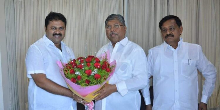 दक्षिणमध्ये झाला या पाटलांचा उदय ; बापूंना टेन्शन की बोलावता धनी वेगळाच ? अयो ! पाचशे गाड्या घेऊन जाणार म्हणे..