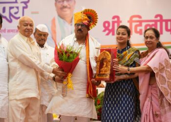 प्रणिती शिंदे यांचा दिलीप मानेंसाठी नकळत ग्रीन सिग्नल ;  सुशीलकुमार शिंदे यांची मात्र सावध भूमिका