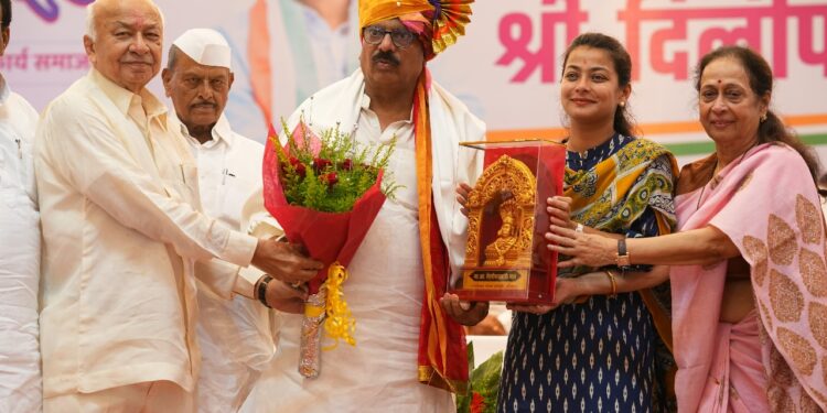 प्रणिती शिंदे यांचा दिलीप मानेंसाठी नकळत ग्रीन सिग्नल ;  सुशीलकुमार शिंदे यांची मात्र सावध भूमिका