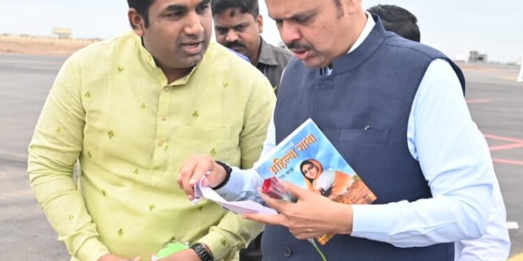 सोलापूर महापालिकेच्या प्रशासकीय कारभाराची देवेंद्र कोठेंकडून फडणवीसांकडे तक्रार