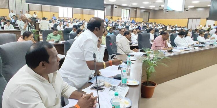 डीपीसी बैठकीत प्रचंड गदारोळ, आमदार यशवंत माने यांच्या मदतीला धावून आले किसन भाऊ