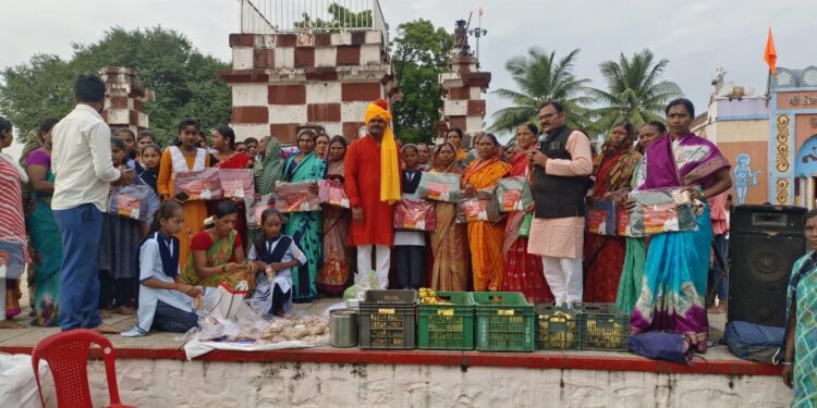 सोमेश वैद्य यांच्या तर्फे 11 हजार भक्तांना प्रसाद वाटपाचा शुभारंभ ; श्रावणमासाची सुरुवात केली संगमेश्वर दर्शनाने