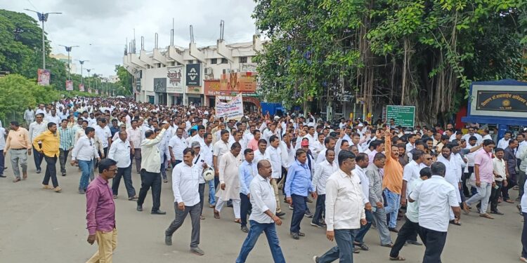 सोलापुरात हजारो शिक्षकांचा एल्गार ! सुभाष माने यांच्या नेतृत्वात विराट मोर्चाने वेधले लक्ष, या आहेत मागण्या