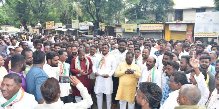 “कोण म्हणतंय देत नाही, घेतल्या शिवाय राहत नाही” ! बाबा करगुळे यांचे शक्ती प्रदर्शनाने उमेदवारी मागणी