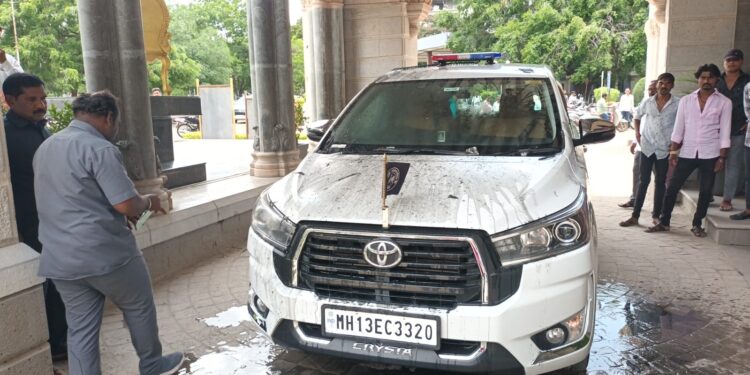 ब्रेकींग ! सोलापुरात भीम आर्मीने महापालिका आयुक्तांच्या गाडीला घातली गटारच्या पाण्याने अंघोळ