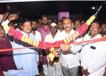 आ. सचिन कल्याणशेट्टींच्या हस्ते कासेगावात 10 कोटीच्या विकास कामांचा शुभारंभ ; श्रीकांत वाडकर यांच्या 65 व्या जयंतीनिमित्त उत्स्फूर्त रक्तदान