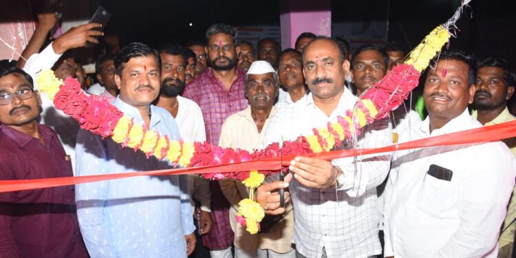 आ. सचिन कल्याणशेट्टींच्या हस्ते कासेगावात 10 कोटीच्या विकास कामांचा शुभारंभ ; श्रीकांत वाडकर यांच्या 65 व्या जयंतीनिमित्त उत्स्फूर्त रक्तदान