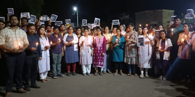 सोलापुरात निवासी डॉक्टरांचा कँडल मार्च ; पश्चिम बंगाल मधील घटनेचा निषेध