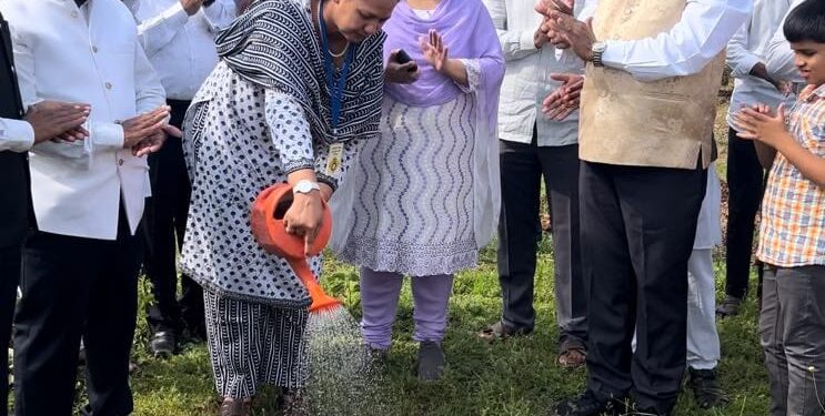 सोलापूर जिल्ह्याचे तापमान 2 अंश सेल्सिअस कमी करण्यासाठी प्रयत्न ; परिवर्तन समूह संस्थेचा असा ही पुढाकार