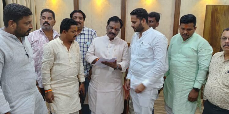 ‘दक्षिण’चे प्रश्न विधान परिषदेत मांडू ; अंबादास दानवे ; अमर पाटील यांनी दिले निवेदन