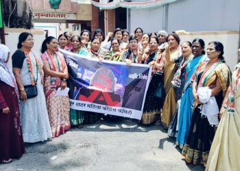 बदलापूर घटनेतील नराधमाला रस्त्यावर फाशी द्या ; सोलापुरात काँग्रेस महिला आघाडी आक्रमक