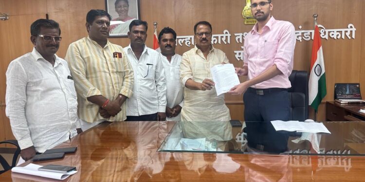 सोलापूरच्या शेतकऱ्यांबाबत जिल्हाधिकाऱ्यांची संवेदनशीलता ! दिलीप माने यांनी आशीर्वाद यांचे केले कौतुक