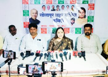 एकनाथ शिंदे, देवेंद्र फडणवीस खुर्ची सोडा ; काँग्रेस प्रवक्त्या प्रियांका गुप्ता यांनी सोलापुरात केले लक्ष्य