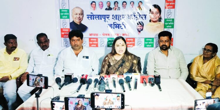 एकनाथ शिंदे, देवेंद्र फडणवीस खुर्ची सोडा ; काँग्रेस प्रवक्त्या प्रियांका गुप्ता यांनी सोलापुरात केले लक्ष्य