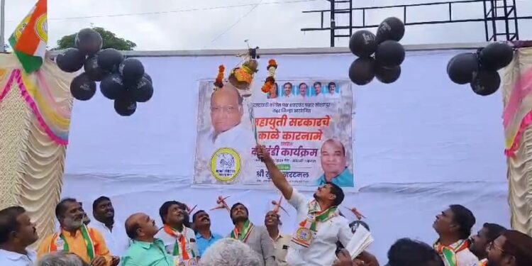 सोलापुरात राष्ट्रवादीने फोडली महायुती सरकारच्या काळ्या कारनाम्याची दहीहंडी