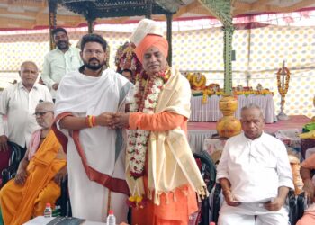 प. पू. गुरुलिंग जंगम महास्वामीनीं अतिरुद्र स्वाहाकाराचे घेतले दर्शन