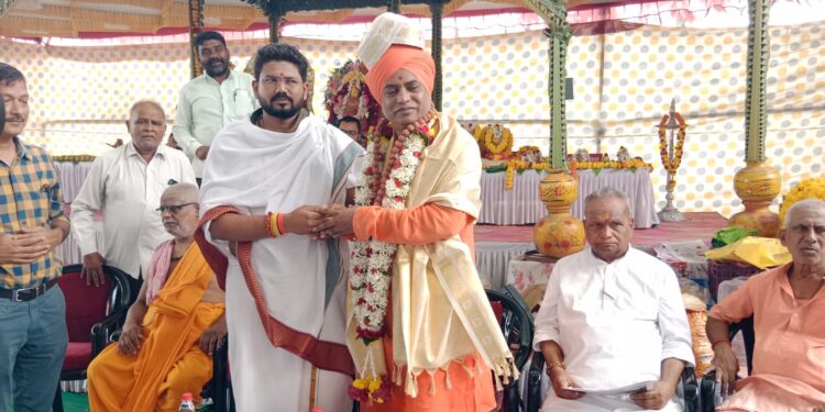 प. पू. गुरुलिंग जंगम महास्वामीनीं अतिरुद्र स्वाहाकाराचे घेतले दर्शन