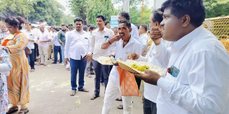 सोमनाथ वैद्य यांची अशी ही माणुसकी ! मोर्चात सहभागी हजारो शिक्षकांनी दिला तृप्तीचा ढेकर