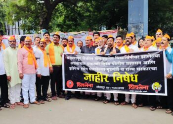 सोलापुरात शिवसेना आक्रमक ; देवेंद्र फडणवीसांच्या राजीनाम्याची मागणी