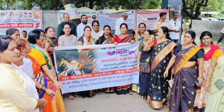 मुख्यमंत्री “नको तुमची लाडकी बहीण योजना, आम्हाला हवी सुरक्षा” ; राष्ट्रवादी महिला आघाडीचे आंदोलन