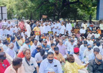 सोलापूरात एक तास महाविकास आघाडी निशब्द ; नंतर घोषणाबाजी अन् भाषणाने सांगता