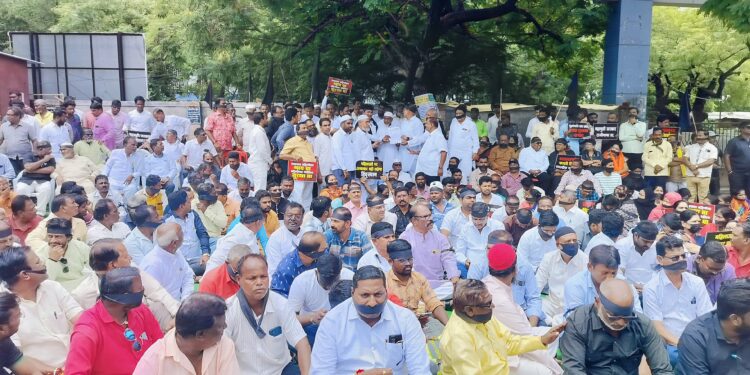 सोलापूरात एक तास महाविकास आघाडी निशब्द ; नंतर घोषणाबाजी अन् भाषणाने सांगता