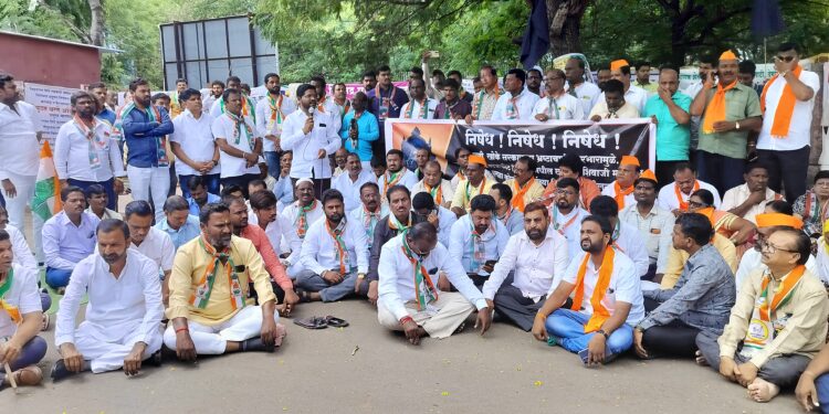 प्रणिती शिंदे कडाडल्या ! ‘हे वरून शोबाज आतून पोकळ सरकार’ ; छत्रपतींचा पुतळा कोसळल्याचा सोलापुरात निषेध