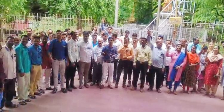 जिल्हा परिषद कर्मचारी युनियनने काळ्या फिती लावून का केले कामकाज ; तर बेमुदत संपाची हाक