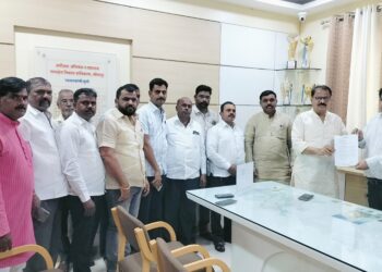 दिलीप माने शेतकऱ्यांसह भेटले उजनी अधीक्षक अभियंत्यांना ; ही केली मागणी