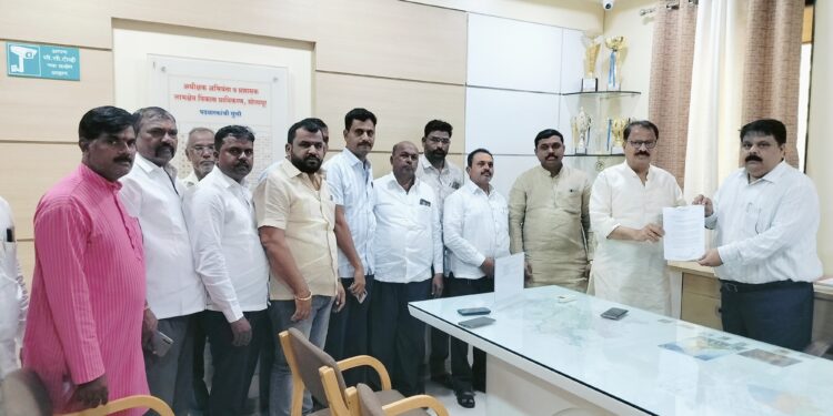 दिलीप माने शेतकऱ्यांसह भेटले उजनी अधीक्षक अभियंत्यांना ; ही केली मागणी