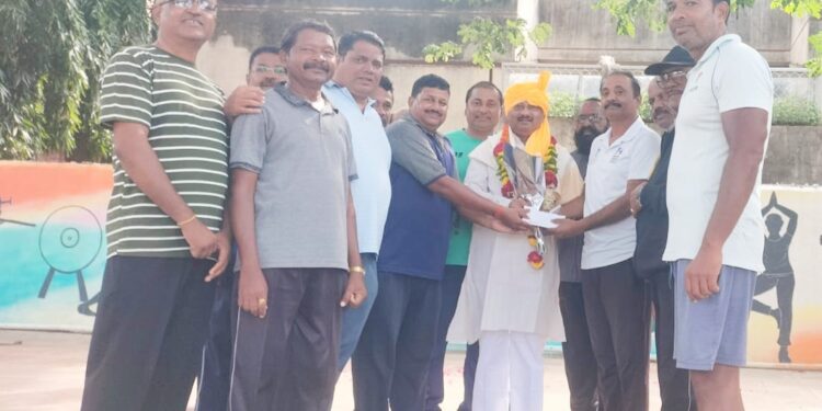 कॉंग्रेसचे सुरेश हसापुरे यांचा सोलापुरच्‍या न्‍यु जॉगर्स फॉंडेशनला मदतीचा हात