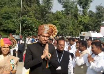 सोलापुरात पालकमंत्र्यांचा मान मिळाला जिल्हाधिकाऱ्यांना ; कुमार आशीर्वाद यांच्या हस्ते स्वातंत्र्य दिनी ध्वजारोहण