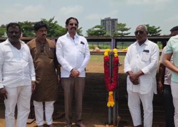 महादहीहंडी उत्सवाच्या स्टेजची पूजा ; युवराज राठोड यांच्याकडून जोरदार मार्केटिंग