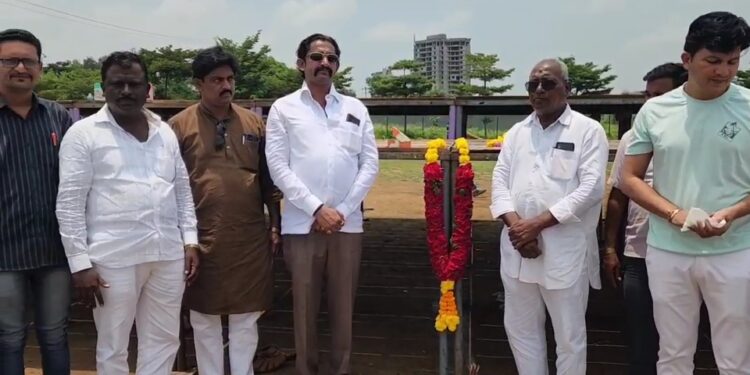 महादहीहंडी उत्सवाच्या स्टेजची पूजा ; युवराज राठोड यांच्याकडून जोरदार मार्केटिंग