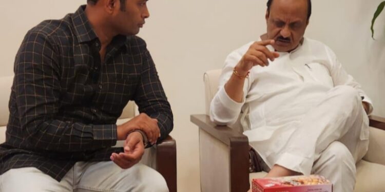 सोलापुरातील हा युवा नेता बनतोय अजित पवारांच्या गळ्यातील ताईत