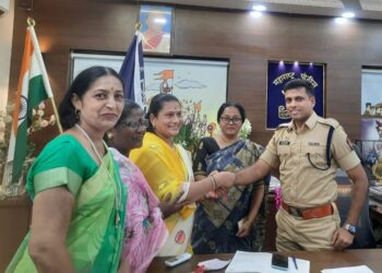 पोलीस अधीक्षक अतुल कुलकर्णी यांना बांधली राखी ; राष्ट्रवादी महिला आघाडीने केले असे स्वागत