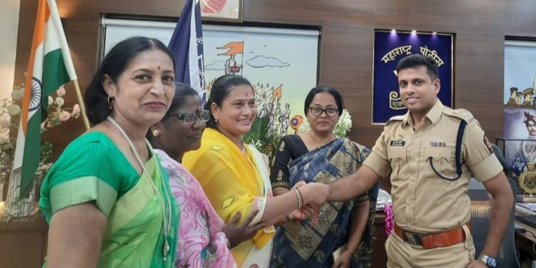 पोलीस अधीक्षक अतुल कुलकर्णी यांना बांधली राखी ; राष्ट्रवादी महिला आघाडीने केले असे स्वागत