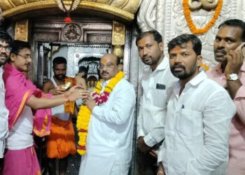 सुरेश हसापुरे श्रावण सोमवारी सिद्धरामेश्वराच्या दर्शनाला ; ग्रामदैवताच्या चरणी घातले हे साकडे