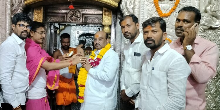 सुरेश हसापुरे श्रावण सोमवारी सिद्धरामेश्वराच्या दर्शनाला ; ग्रामदैवताच्या चरणी घातले हे साकडे