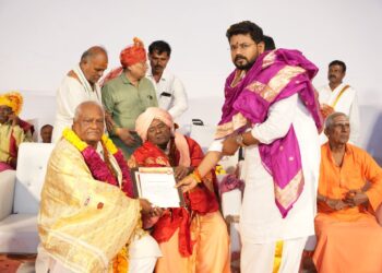 वेदोक्त मंत्रोच्चाराच्या निनादात पूर्णाहुतीने अतिरुद्र स्वाहाकाराची सांगता ; ब्रिजमोहन फोफलिया यांना जीवनगौरव पुरस्कार प्रदान