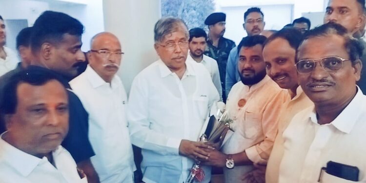 सार्वजनिक गणेशोत्सव मध्यवर्ती पदाधिकारी भेटले पालकमंत्री चंद्रकांत पाटलांना ; गणेशोत्सवामध्ये तीन दिवस…..