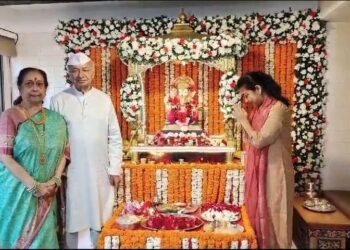 सोलापुरात प्रणिती शिंदे यांच्या घरी गणरायाचे आगमन ; शिंदे परिवाराने काय घातले साकडे