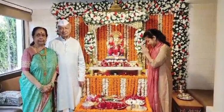 सोलापुरात प्रणिती शिंदे यांच्या घरी गणरायाचे आगमन ; शिंदे परिवाराने काय घातले साकडे