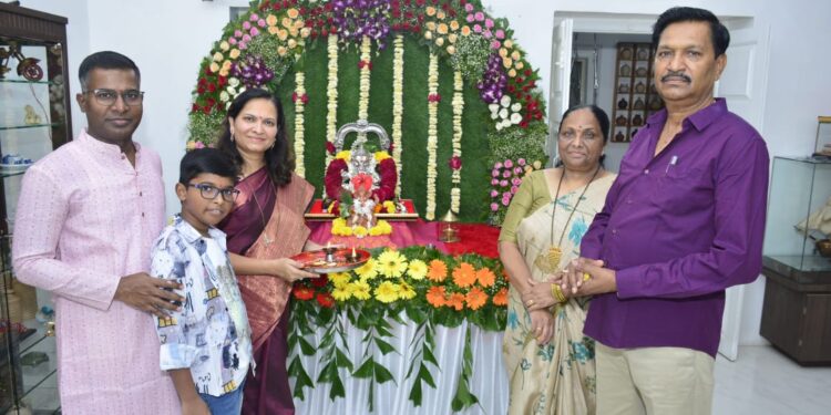 आयुक्त शितल उगले यांच्या निवासस्थानी पर्यावरण पूरक गणपतीची प्रतिष्ठापना