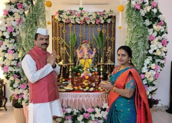 जिल्हाधिकारी दिलीप स्वामी यांच्या निवासस्थानी वाजत गाजत आले गणराया ; उत्साही वातावरणात प्रतिष्ठापना